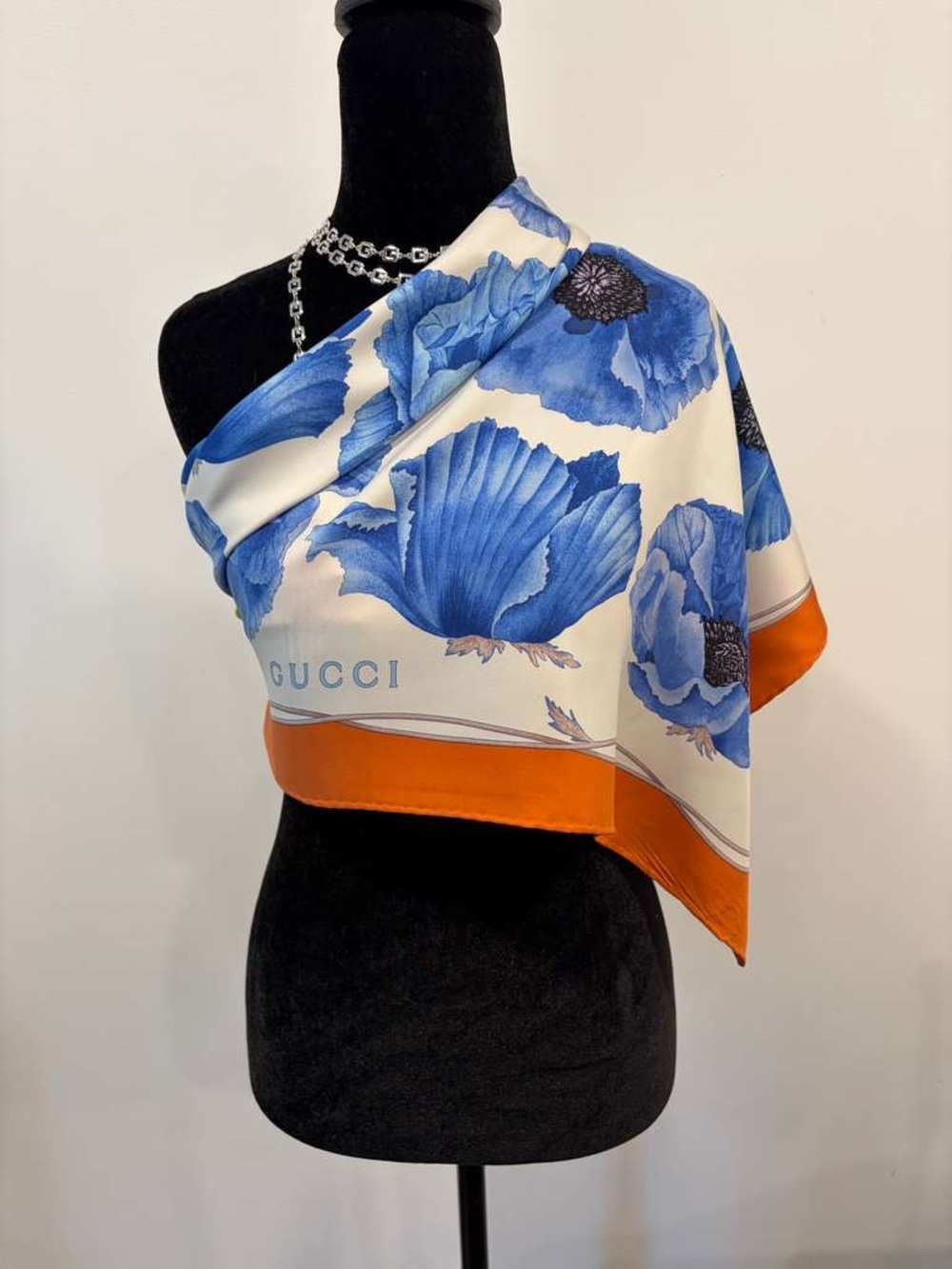 Gucci Silk Scarf 90 Carré Floral Orange Cream Hand Rolled - Picture 2 of 9